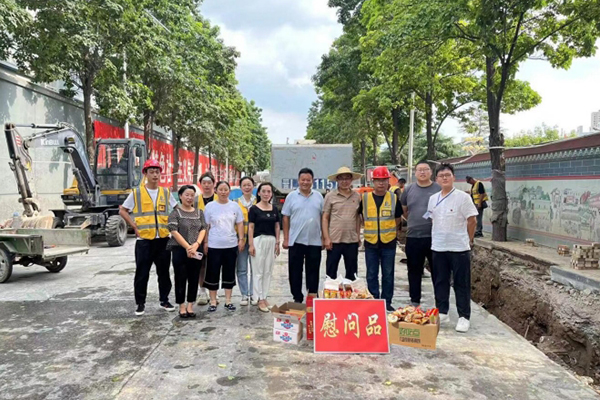 夏日送清涼  關(guān)愛(ài)暖人心