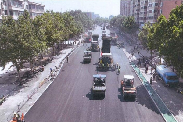 攻堅(jiān)克難比拼干  搶抓機(jī)遇勇?tīng)?zhēng)先 -—解放西路道路改造工程瀝青路面施工完成